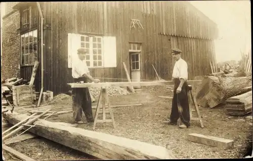 Foto Ak Frankreich, Zwei Männer arbeiten an einem Holzbalken, Schreiner