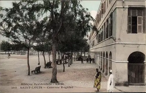 Ak Saint Louis Senegal, Caserne Rogniat, Kaserne mit Vorplatz