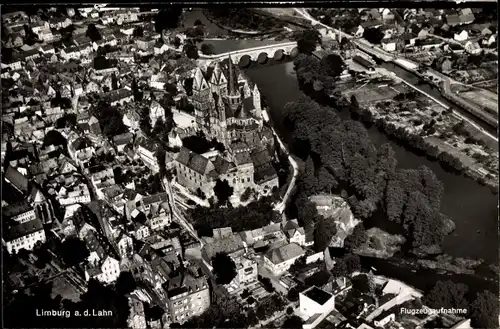 Ak Limburg an der Lahn, Fliegeraufnahme vom Ort
