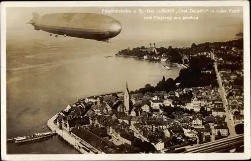 Ak Friedrichshafen am Bodensee, Luftschiff LZ 127 Graf Zeppelin in voller Fahrt, Fliegeraufnahme