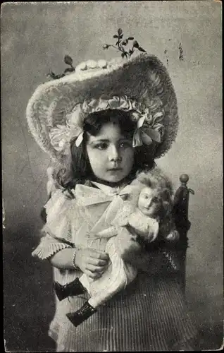Ak Kind mit Puppe auf dem Arm, Hut