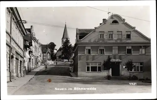Foto Ak Nýrsko Neuern Region Pilsen, Straßenpartie im Ort, Kirche