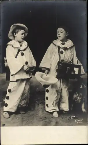 Ak Pierrot, zwei Jungen in Kostümen, Hut