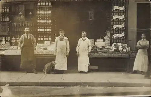 Foto Ak Frankreich, Lebensmittelgeschäft, Warenauslagen, Schaufenster, Verkäufer, Hund