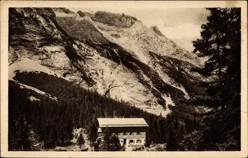 Ak Angerhütte im Hinterreintal, Schutzhütte am Waldrand, Bergwand