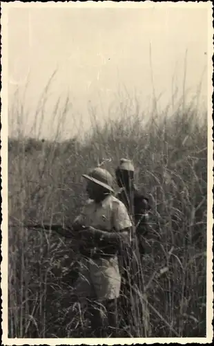 Foto Ak Guinea, Kolonist auf der Jagd