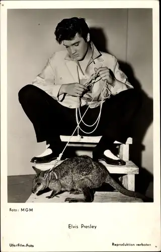 Ak Schauspieler und Sänger Elvis Presley, Portrait mit Känguru