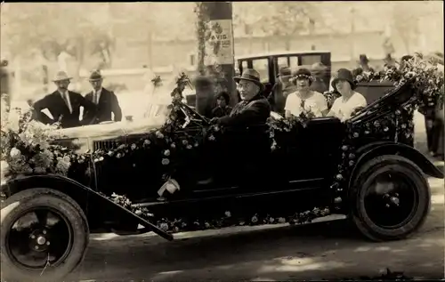 Foto Ak Mann und zwei Frauen in einem Automobil mit Blumenschmuck