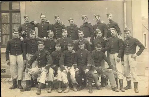 Foto Ak Lerouville Lothringen Meuse, Französische Soldaten in Uniformen