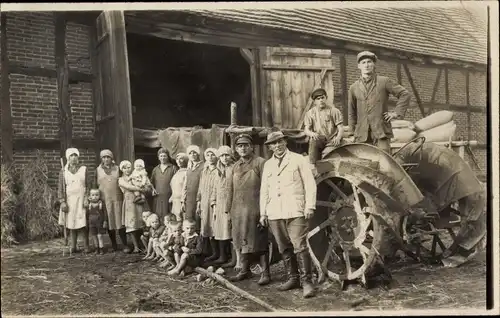 Foto Ak Gruppenbild, Bauern und Bäuerinnen, Gehöft