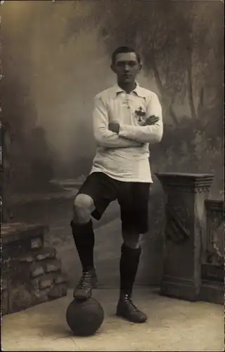 Foto Ak Ganzkörperportrait eines jungen Fußballers