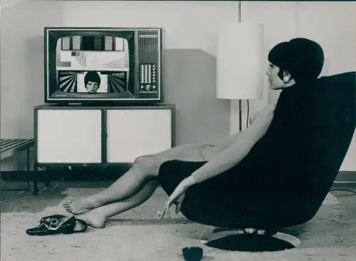 Foto Frau vor einem Telefunken Farbfernseher 1967, Reklame