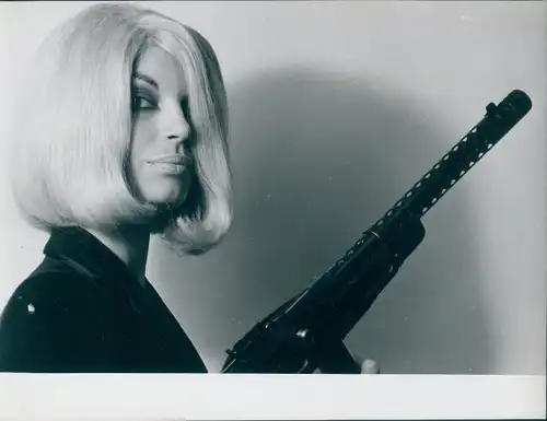 Foto Model mit Gewehr, Friseur Jean-Louis Saint-Roch