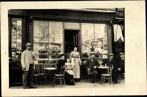 Foto Ak Frankreich, Personen vor einer Bar, Schaufenster, Cidre, Kellnerin