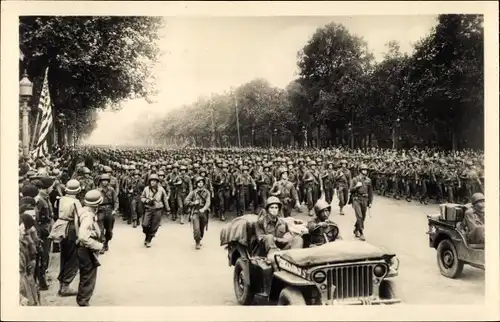 Ak Paris VIII., Liberation de Paris, l'Infanterie americaine defile aux Champs Elysees