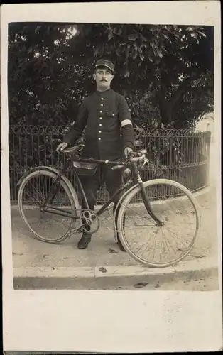 Foto Ak Mann in Uniform mit einem Fahrrad