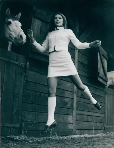 Foto Creation Brezin, Model vor Pferdestall, Reklame