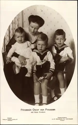 Ak Prinzessin Oskar von Preußen mit ihren Kindern, Ina Marie von Bassewitz, Portrait