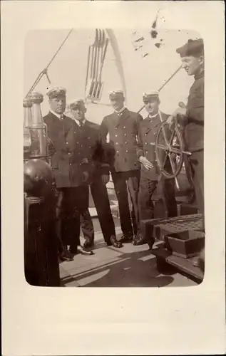 Foto Ak Deutsche Marineoffiziere in Uniformen an Bord eines Schiffes