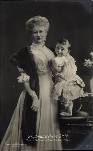 Ak Kaiserin Auguste Viktoria, Portrait mit Enkel, Liersch