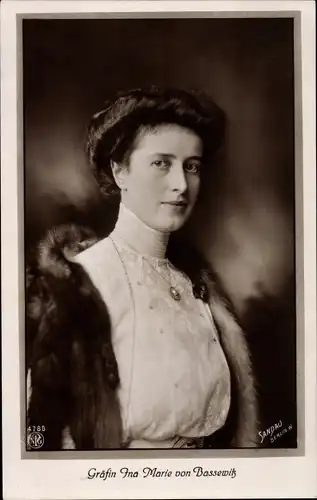 Ak Gräfin Ina Marie von Bassewitz, Ehefrau von Oskar Prinz von Preußen, Portrait