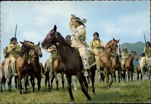 Ak Schauspieler Pierre Brice, Filmszene Winnetou zu Pferd mit Tomahawk, Indianerkrieger