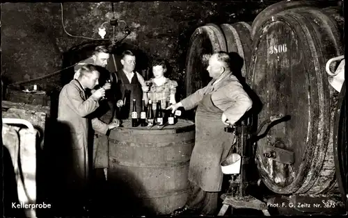 Ak Kellerprobe, Weinkeller, Weinfässer, Winzer