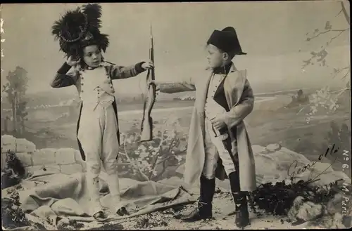 Ak Kinder in Militäruniformen als französische Soldaten, Junge als Napoleon, Gewehr