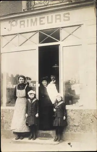 Foto Ak Frankreich, Primeurs, Geschäft, Schaufenster, Familie