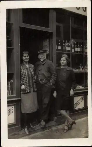 Foto Ak Frankreich, Geschäft, Schaufenster, Familie am Eingang