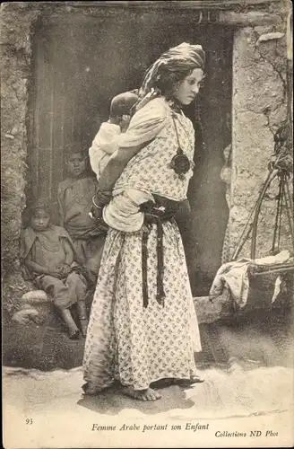Ak Femme Arabe portant son Enfant