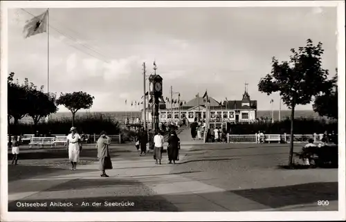 Ak Ostseebad Ahlbeck Heringsdorf auf Usedom, An der Seebrücke