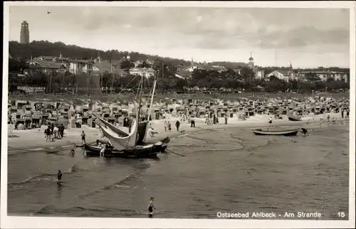 Ak Ahlbeck Usedom, Am Strande, Strandpartie mit Segelboot