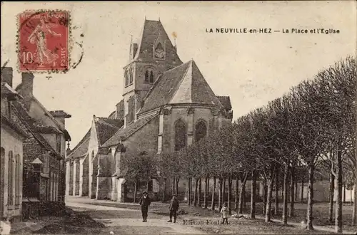 Ak La Neuville en Hez Oise, La Place, L'Eglise