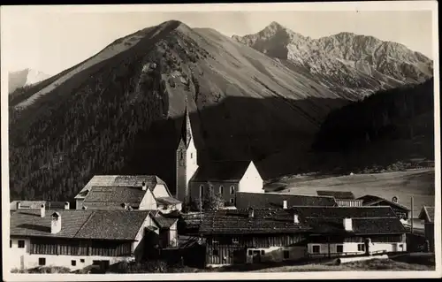 Ak Berwang in Tirol, Dorfansicht mit Kirchturm, Sonnberg, Rother Stein