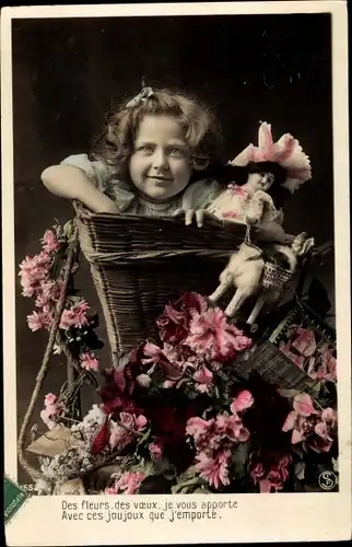 Ak Mädchen im Blumenkorb mit ihrer Puppe