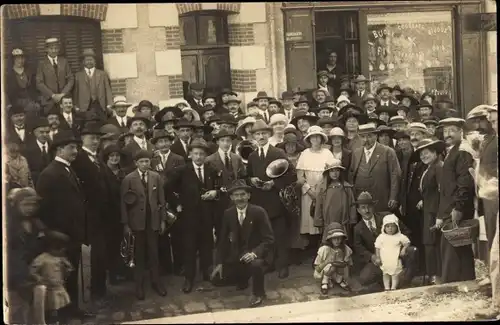 Foto Ak Frankreich, Personen vor einer Handlung, Gruppenaufnahme