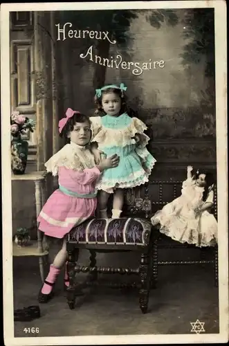 Ak Glückwunsch Geburtstag, zwei Mädchen im Kleid mit Puppe
