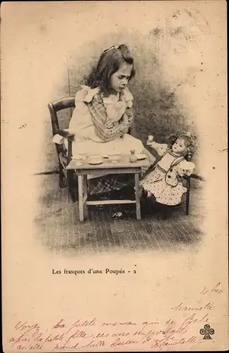 Ak Mädchen spielt mit ihrer Puppe, Teezeit