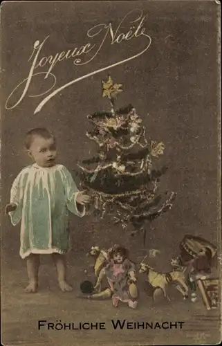 Ak Glückwunsch Weihnachten, Junge neben Tannenbaum, Geschenke, Puppe