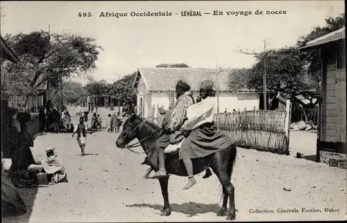 Ak Senegal, Afrique Occidentale, En voyage de noces, Straßenansicht, Pferd