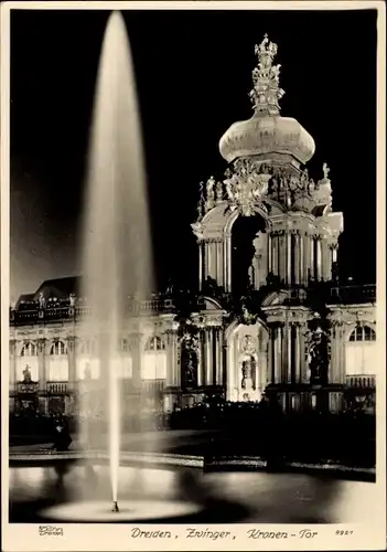 Ak Dresden Altstadt, Zwinger, Kronentor, Fontäne, Nachtbeleuchtung