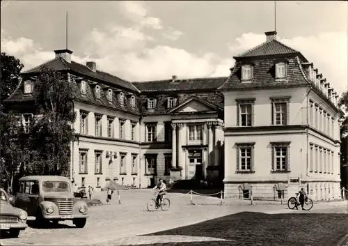 Ak Neustadt Glewe in Mecklenburg, Partie am Schloss, Autos