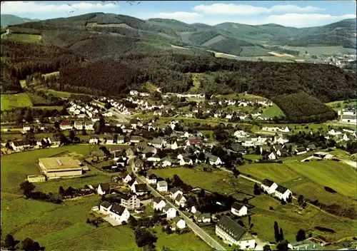 Ak Würdinghausen Kirchhundem im Sauerland, Totalansicht der Ortschaft, Fliegeraufnahme