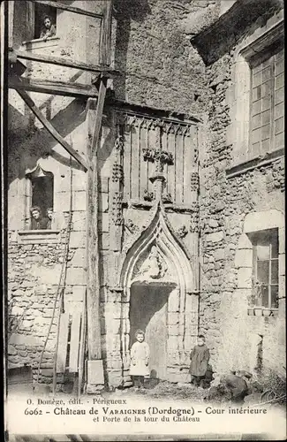 Ak Varaignes Dordogne, Le Chateau, Cour interieure et Porte de la tour du Chateau