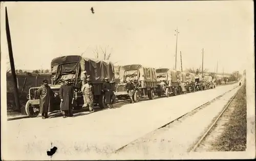 Foto Ak Französische Soldaten und Laster auf einer Straße, LKW