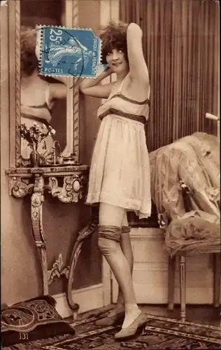 Ak Frau im Unterkleid vor dem Spiegel