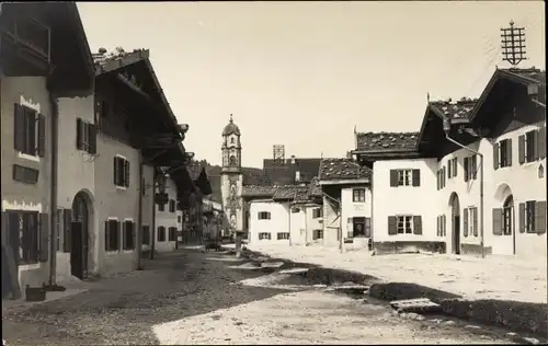 Foto Ak Mittenwald in Oberbayern, Kirche, Straßenpartie