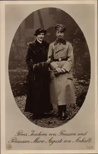 Ak Prinz Joachim von Preußen mit Braut, Marie Auguste von Anhalt, Pelzstola, NPG 5376