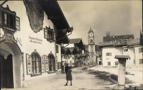 Foto Ak Mittenwald in Oberbayern, Bozener Weinstube, Kirche, Straßenpartie